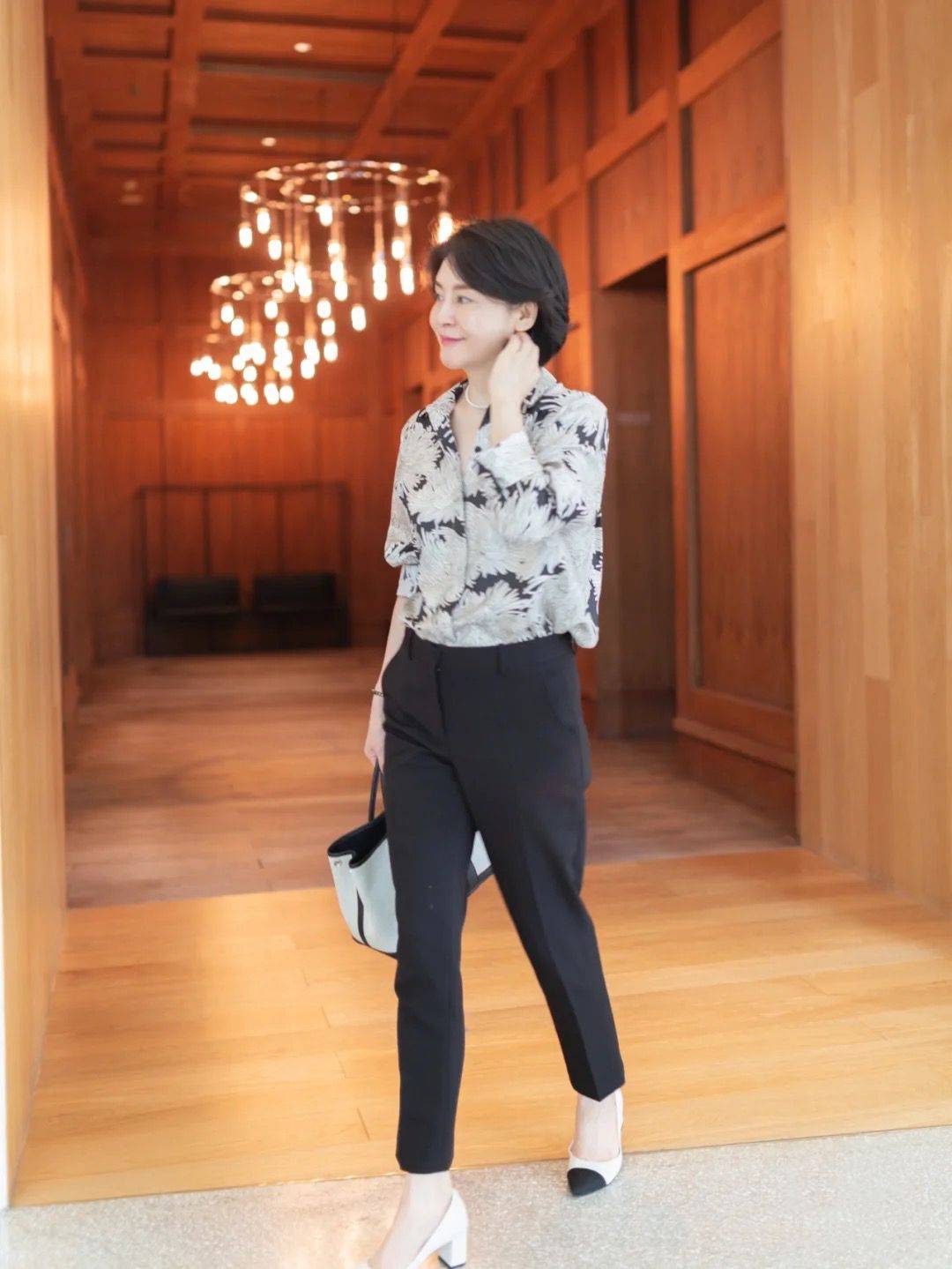 运动鞋|建议不要穿阔腿裤＋运动鞋了！九分裤＋短跟鞋，妈妈穿才更气质