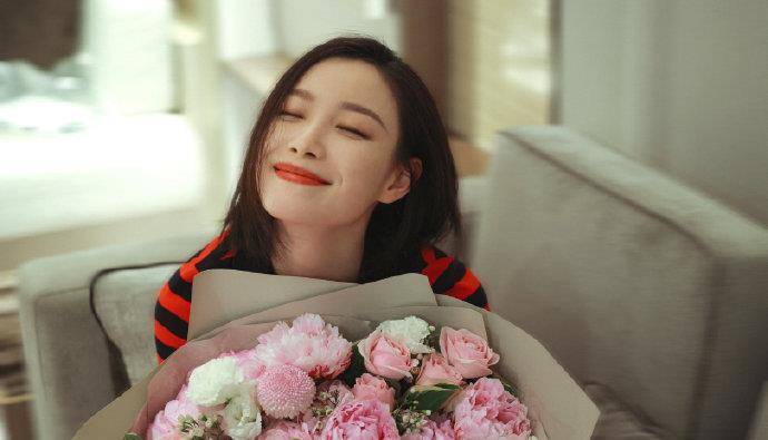 状态|33岁的倪妮气质真好，穿T恤配短裤，低调简约又接地气！