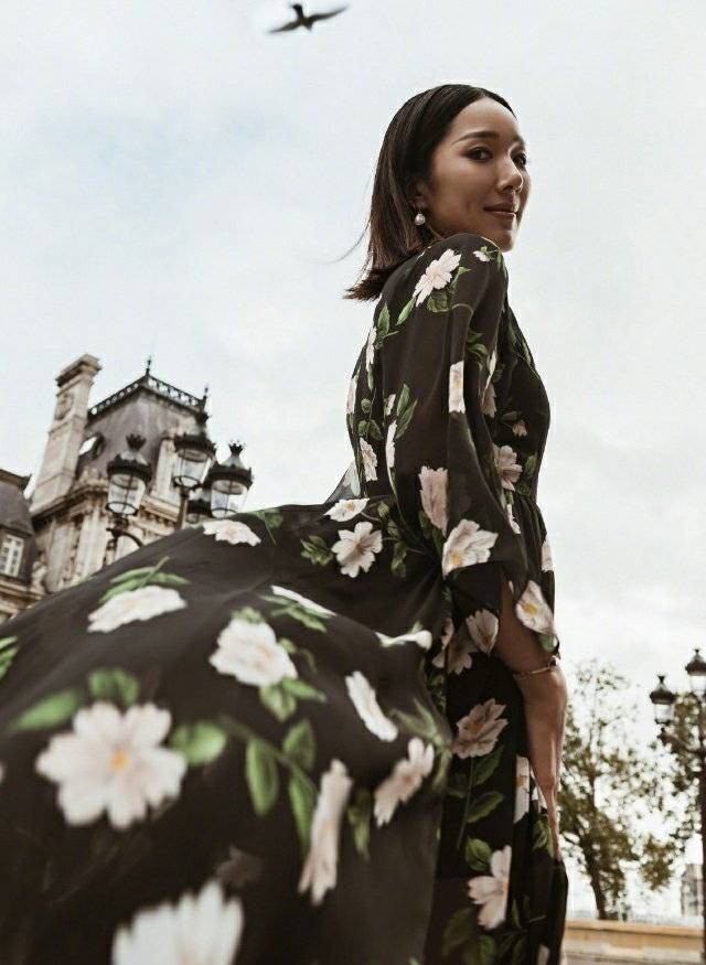 身材|36岁李亚男身材真好，穿开叉印花长裙秀大长腿，这身材绝了