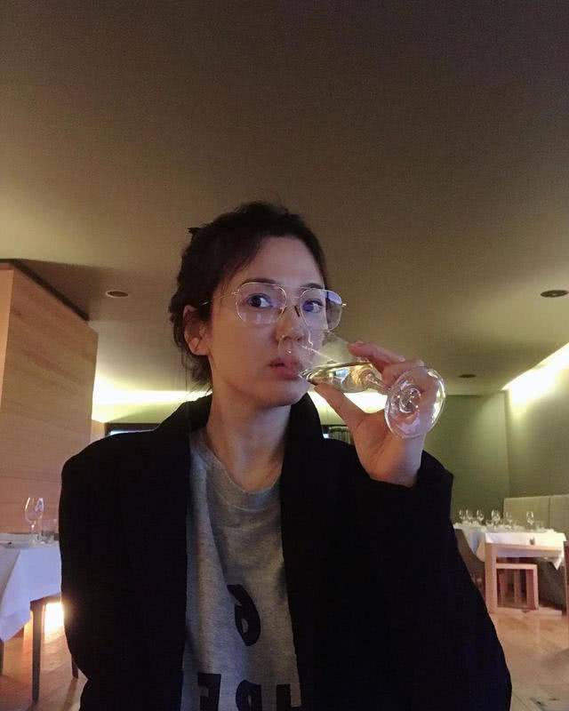 宋仲基|宋慧乔近照颜值创新高!眼镜配西装洋娃娃变酷女,大素颜嫩回20岁