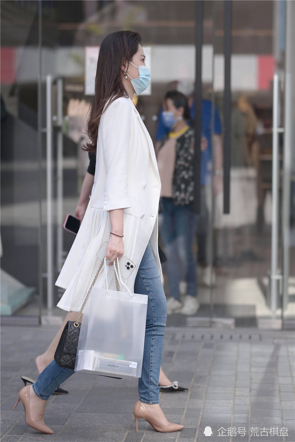 设计|成熟气质美女，选择尖头细跟鞋搭配，服装也很精致