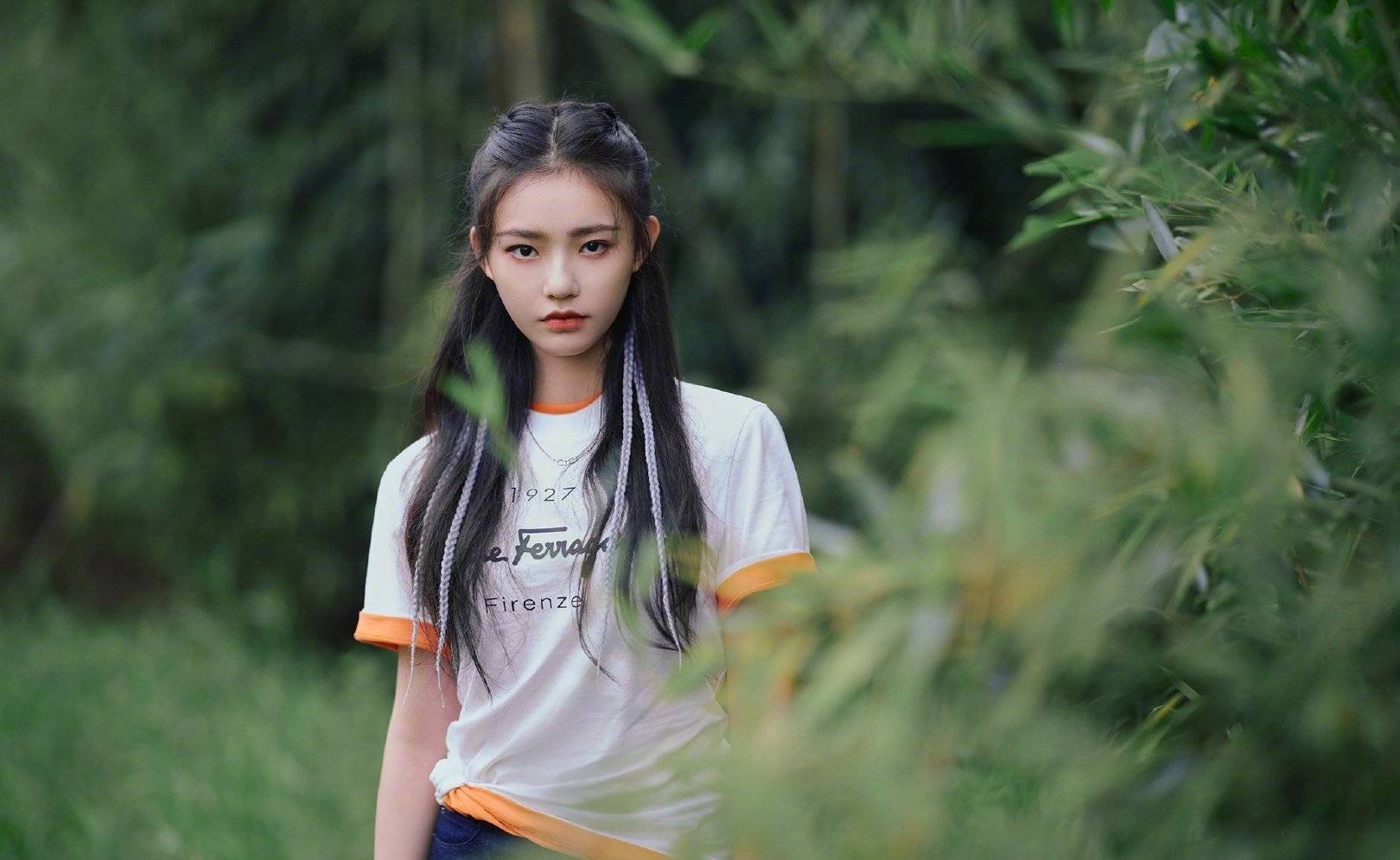 黑色|24岁林允拍摄七夕大片，白色T恤配高马尾笑起来好甜，太有魅力了