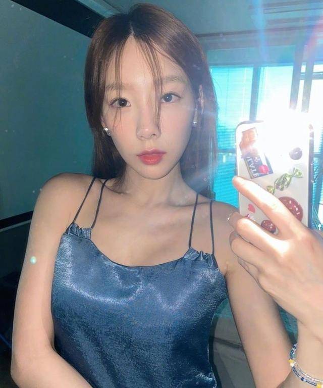 亮片|31岁泰妍气场全开，穿深蓝色吊带亮片裙化身美人鱼，尽显女性魅力