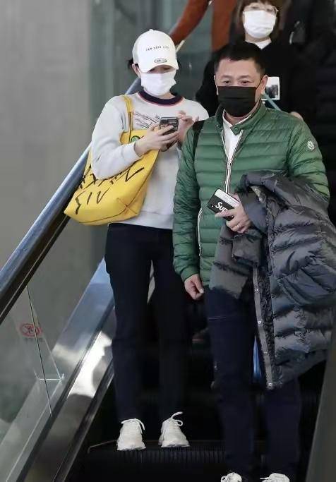 黑色|44岁李小冉太显嫩！穿卫衣好身材藏不住，跟老公走机场不像一辈人