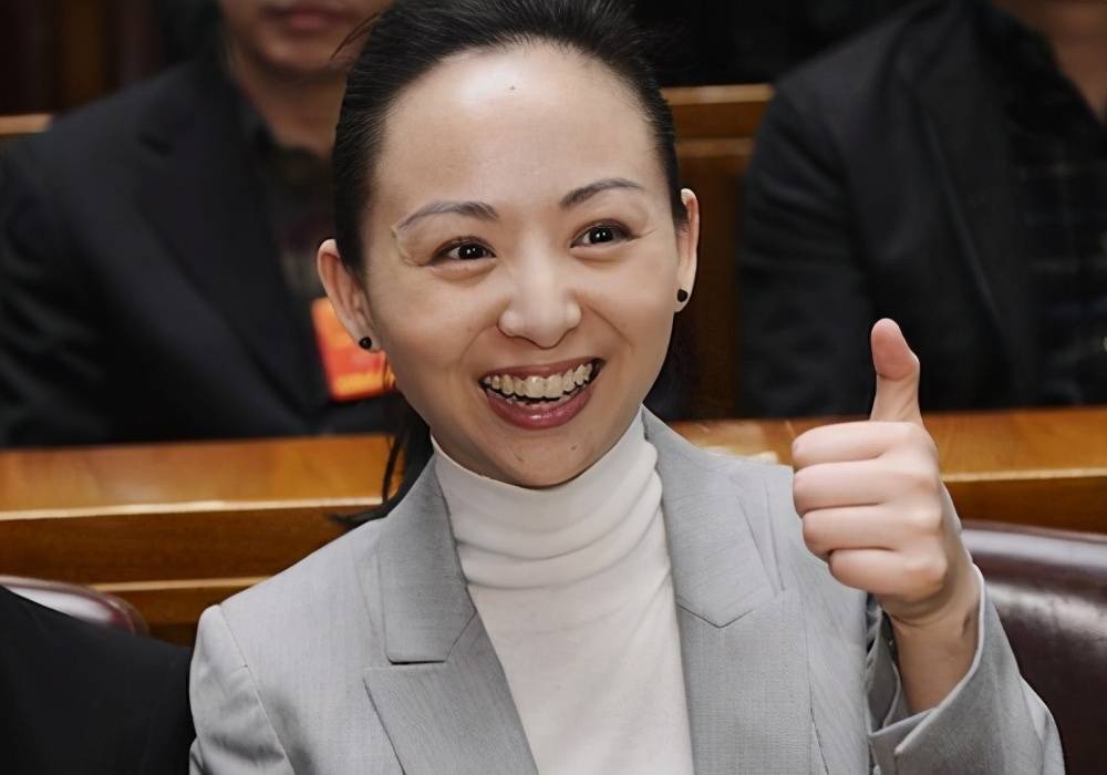 原创还记得千手观音聋哑人邰丽华吗曾被富商苦追8年如今过得怎样