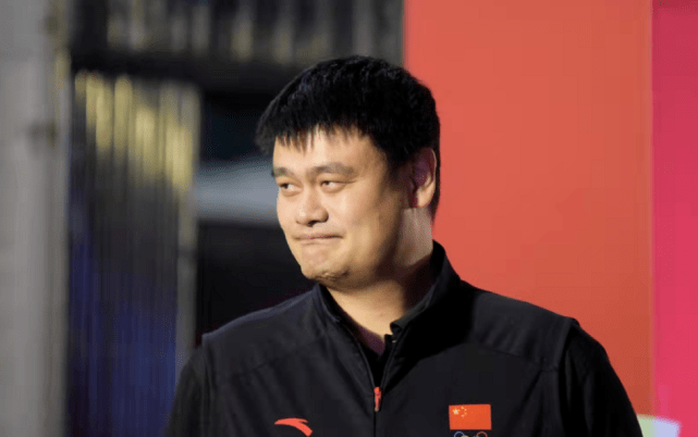 黑色|姚明现身北大心情好！穿安踏力挺国货气场强，“巨人”身高太吸睛