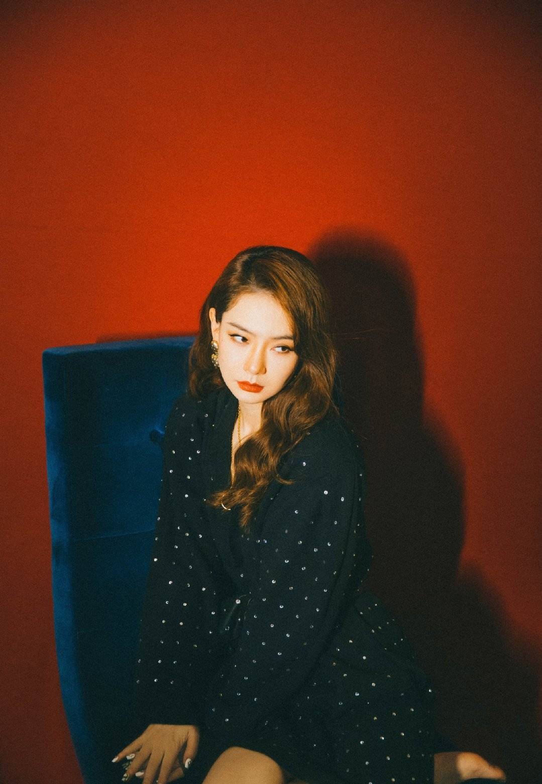 戚薇|36岁戚薇颜值回春,白色T恤配工装裤秀好身材,凹凸有致似少女