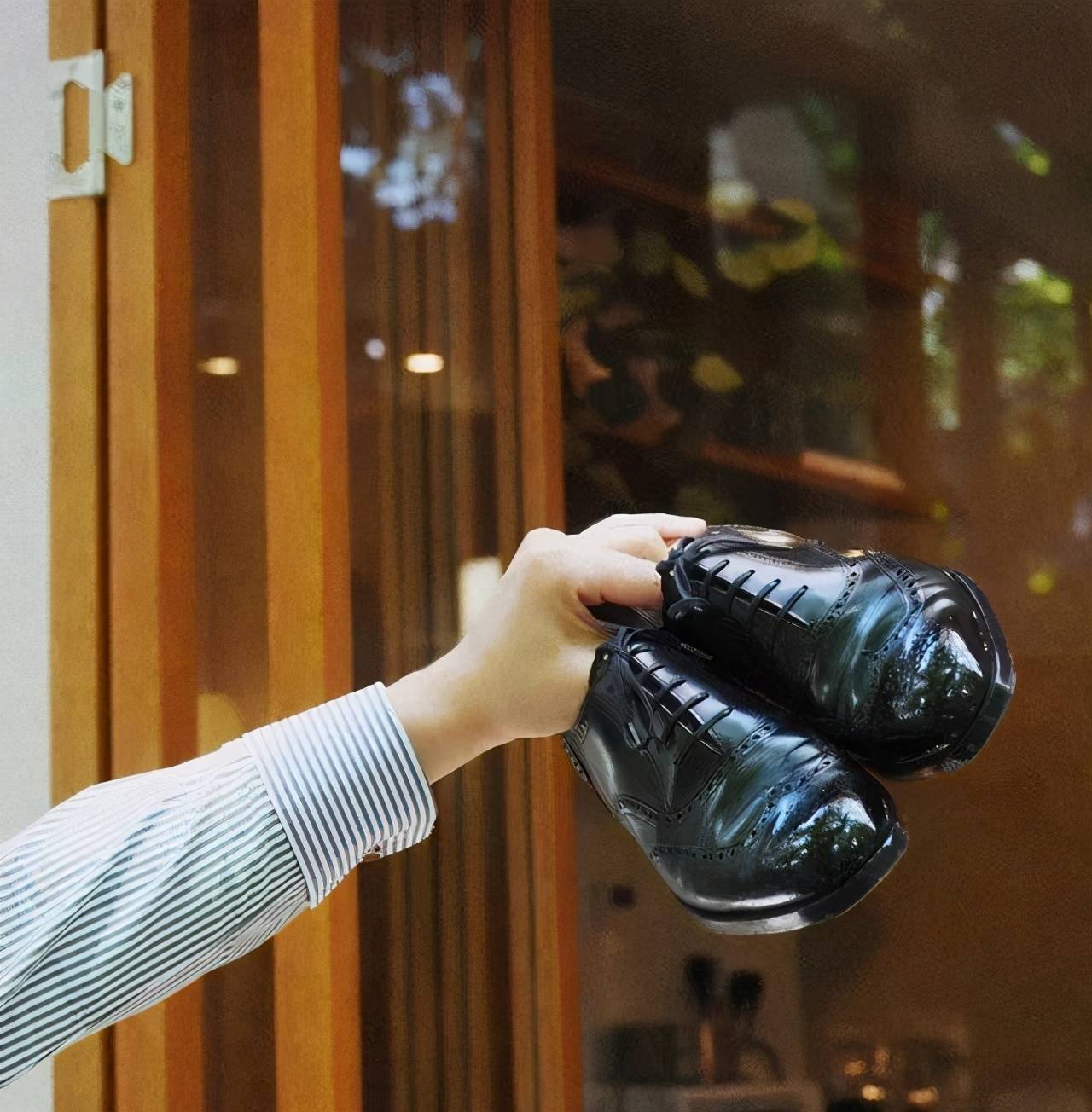 帆布鞋|小白鞋、帆布鞋该让位了，今年更流行“布洛克鞋”，怎么搭都好看