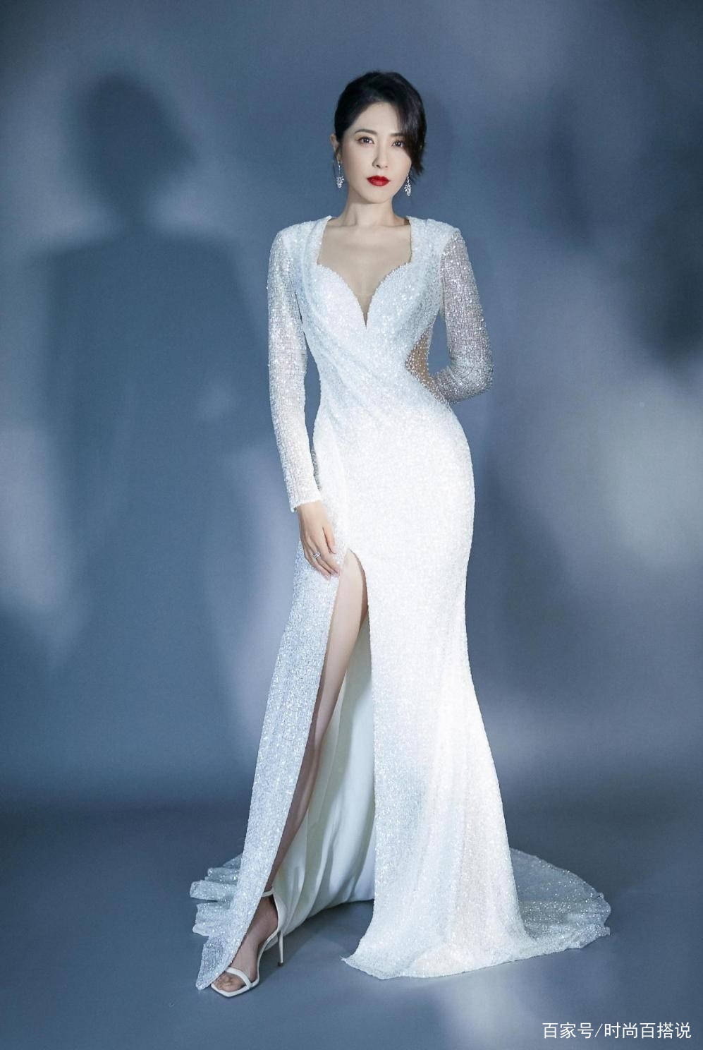 棕色|曾黎的身材真的“藏不住”,包臀裙配丝袜太撩人,真是人间尤物