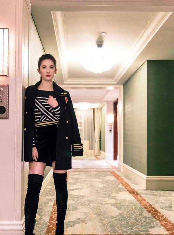 好身材|?又被刘亦菲惊艳了，挑战二次元粉发造型，又甜又酷令人心动