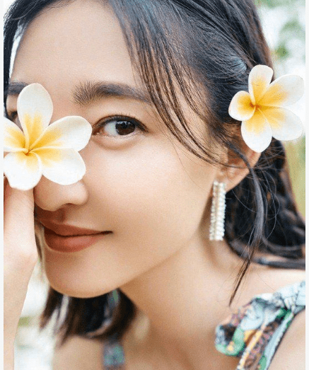 锁骨|36岁王丽坤晒最新照，穿吊带裙秀精致锁骨，民族风情大片好惊艳