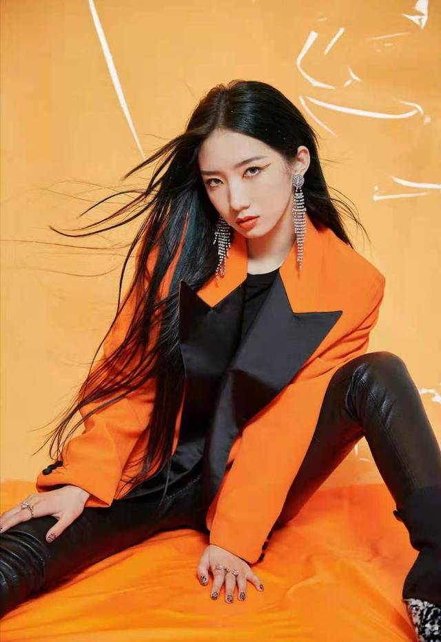阳光|孟美岐的时尚感真是不一般,穿橘黄色外套阳光自信,活力满满