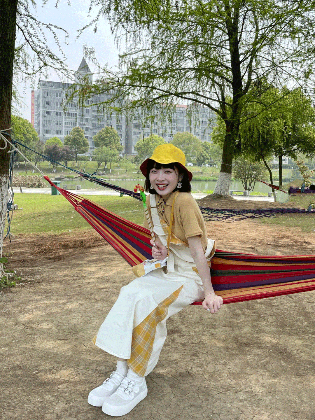 小个子|今夏忘了高跟鞋吧！小个子女生穿“连衣裙＋平底鞋”，上身好看到报警！