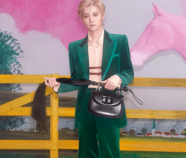 粉色|31岁鹿晗扮嫩无压力！穿粉西装染金发登周年刊享顶流待遇，超帅气