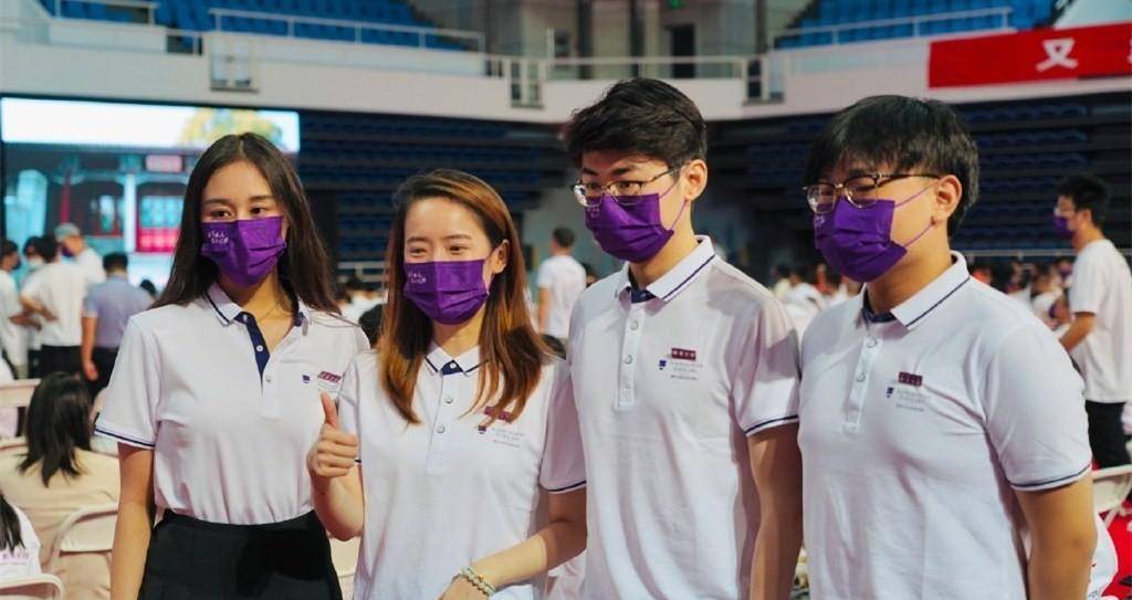 麻省理工学院|何猷君祝贺妹妹考上清华！夸她是全家骄傲，何超欣穿校服气质出众