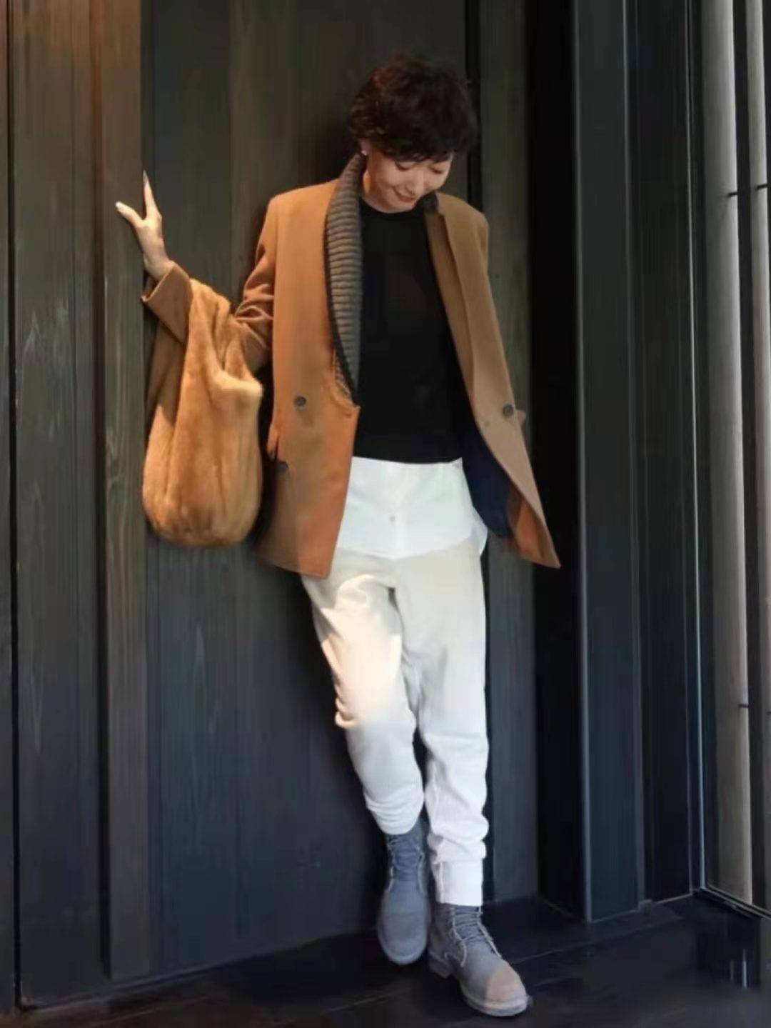 显得|女人过了40岁更要注重气质,学这位“大龄姐姐”的穿搭,高雅大气