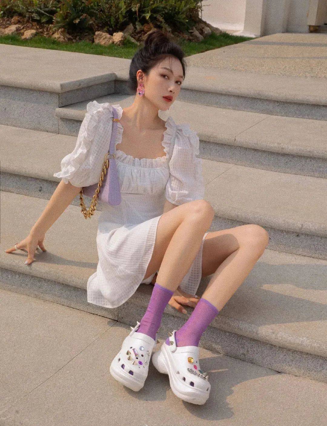 运动鞋|今夏不要总穿运动鞋了,2021流行这几款凉鞋,上脚显瘦显直又显腿长!