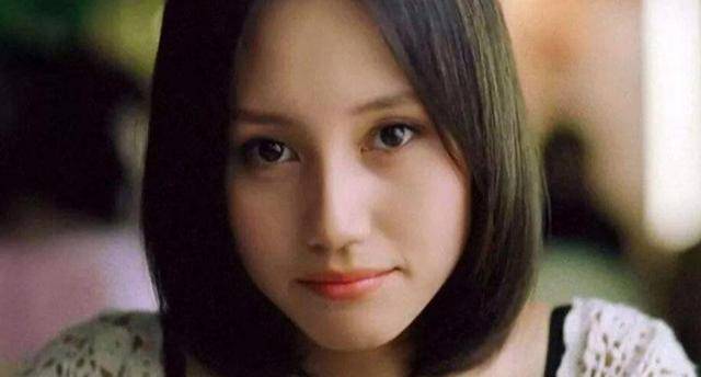 黑色|43岁袁泉优雅到骨子里!穿紧身裤惊现麻杆细腿,留长发嫩得像小花
