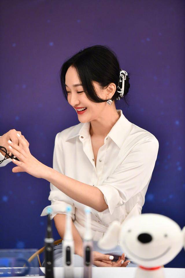 模板|周迅人美又会穿，真是小个子的穿搭模板，中年+这样穿减龄显年轻