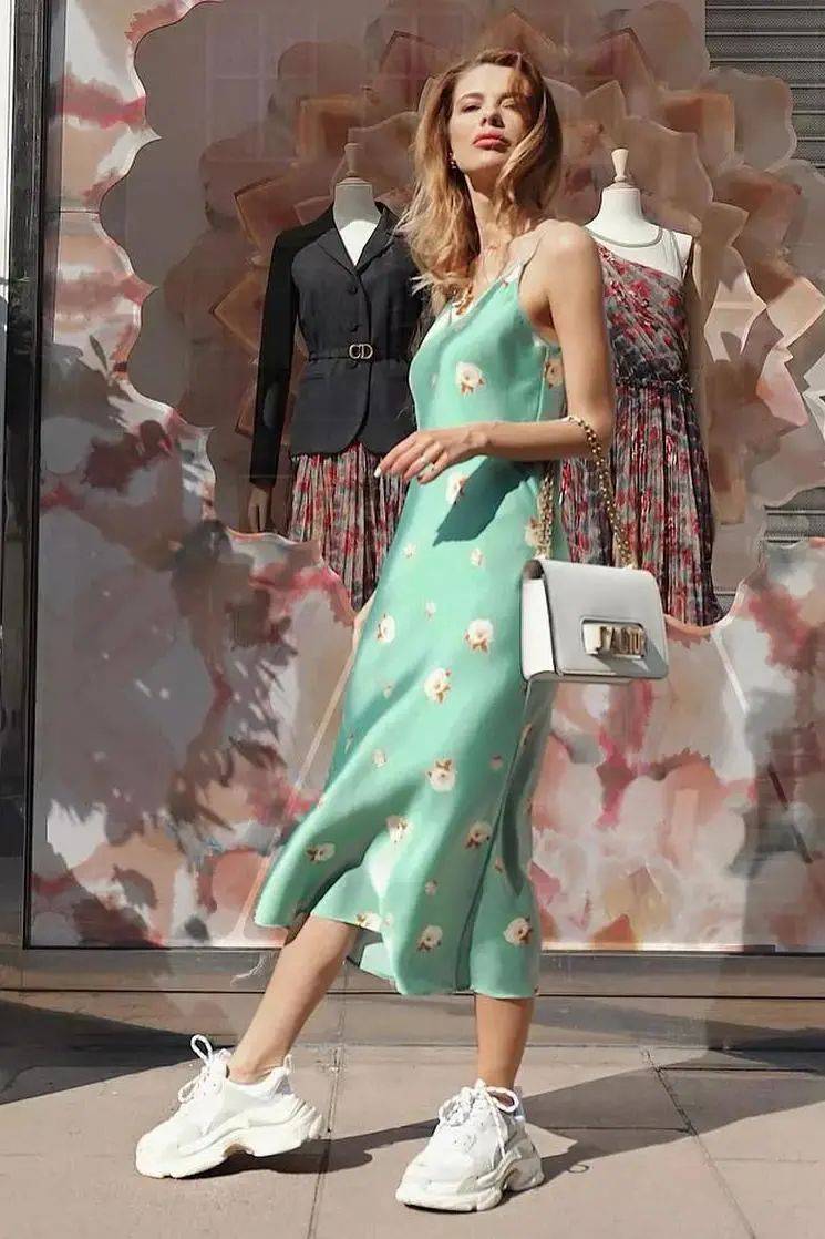 小白|今夏“裙子+运动鞋”这样穿,就是美得不一样!