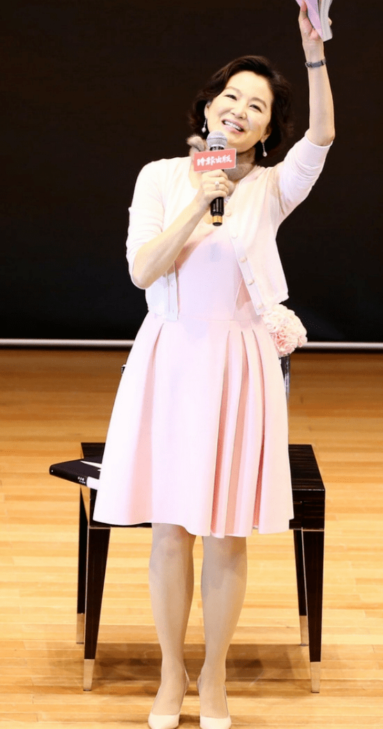 黑色|65岁林青霞真会“扮嫩”，穿粉色连衣裙配针织开衫，年轻20岁不止