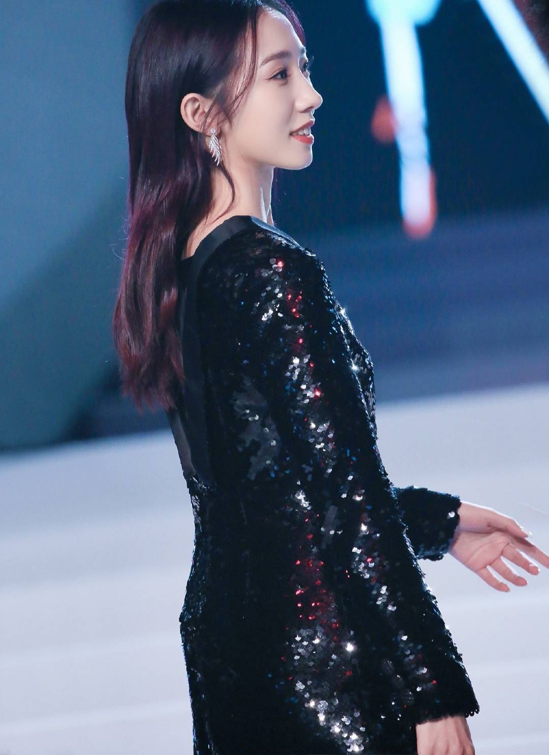 孟美岐|22岁孟美岐造型翻车,红色长裙配黄金首饰,丝毫不见青春活力