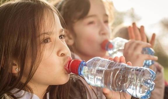 肾脏|喝水越多尿越多，多喝水真的会伤肾？让专家来告诉你