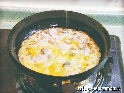台灣名吃蚵仔煎，跟我這樣用料，味道比夜市裡的還好吃 熱愛美食 第7张