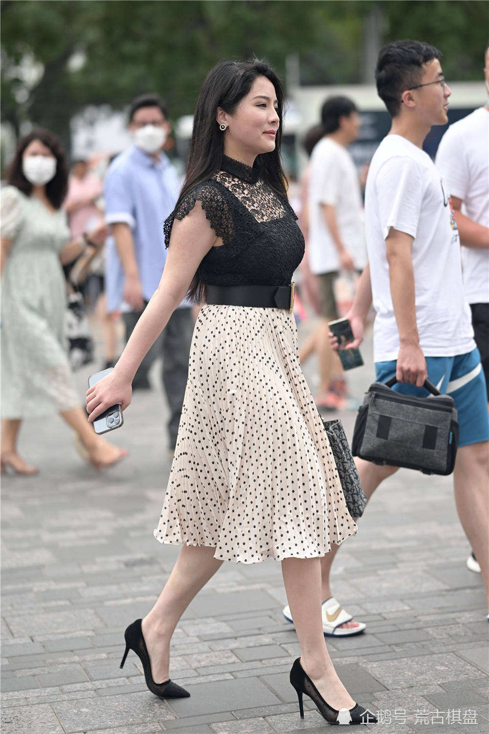 黑色|夏季的姑娘,依旧会搭配尖头细跟鞋,衬托身材还能提升气质