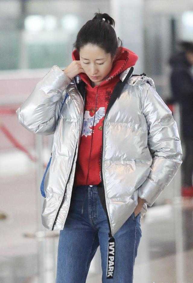 大腿|44岁的刘敏涛认真打扮真“嫩”，马尾辫配羽绒服减龄时髦，美呆了