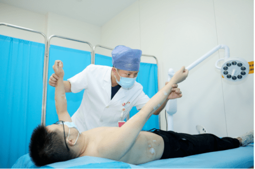 国际|国际医学中心整形医院冯登超主任 切除肥胖小伙百余处脂肪瘤