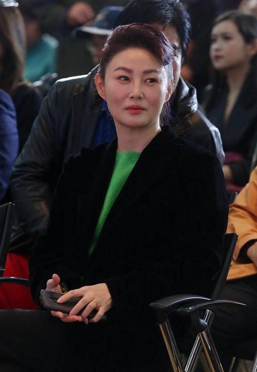 黑色|“最美潘金莲”王思懿的气质真不错，穿的很简单，依旧很有女人味