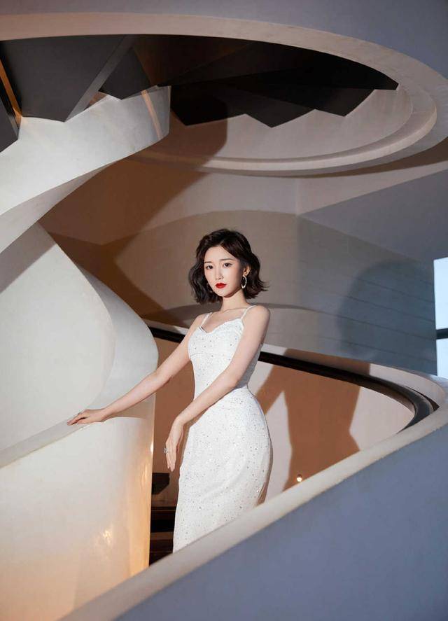 颜色|毛晓彤天生娃娃脸就是任性，白色风衣配牛仔裤清新脱俗，减龄俏皮