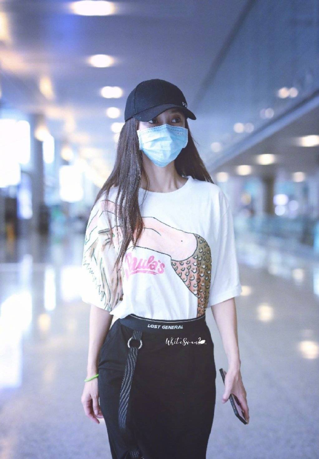 杨颖|31岁杨颖状态真好，穿白色印花T恤现身，这凹凸绝了