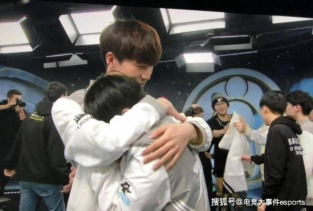 Theshy|Theshy的手伤真的好严重！伤口长达20cm，从手腕一直到肘关节上侧