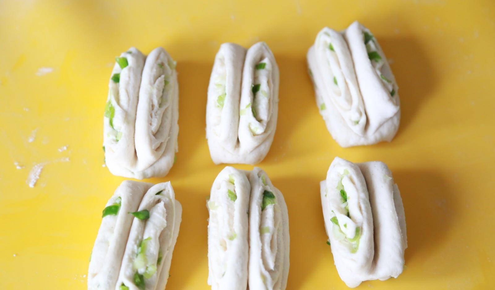 做法|早餐新做法,卷一卷不用蒸,5分钟出锅,咸香松软,全家人都爱吃