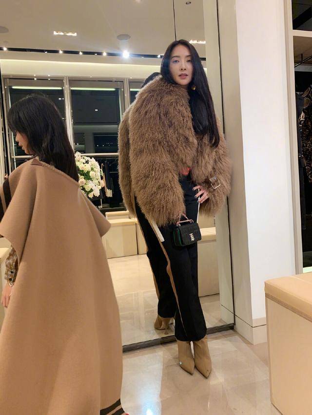 一身|曹格娇妻吴速玲,黄色连衣裙搭配黑长直造型,41岁身材依旧火辣