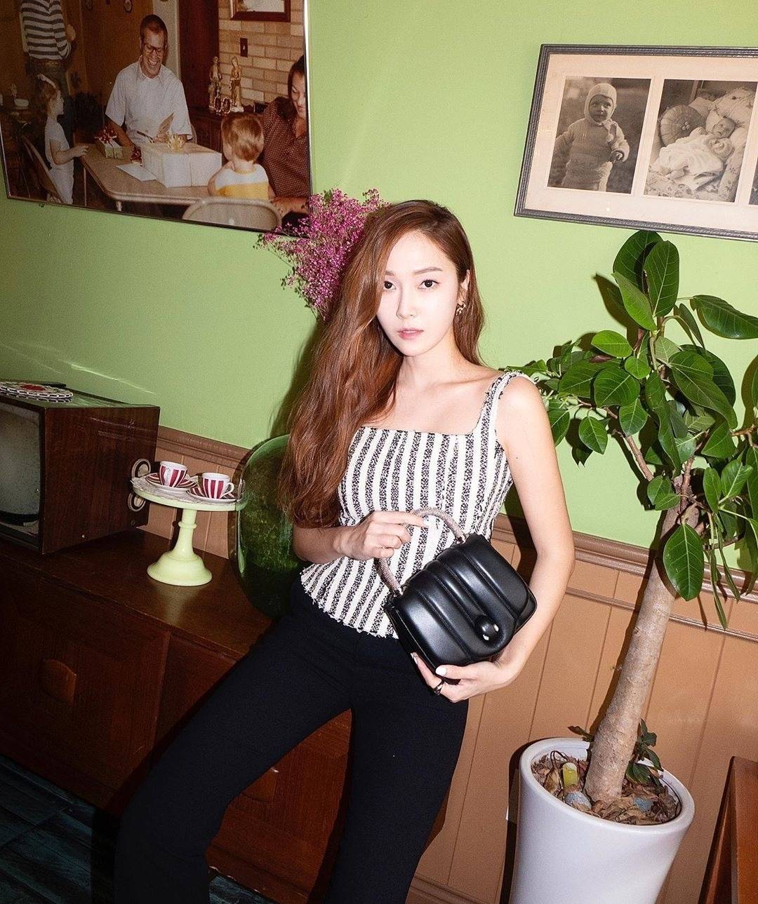 郑秀妍|31岁郑秀妍越来越迷人，穿条纹吊带上衣秀直角肩，高级又减龄