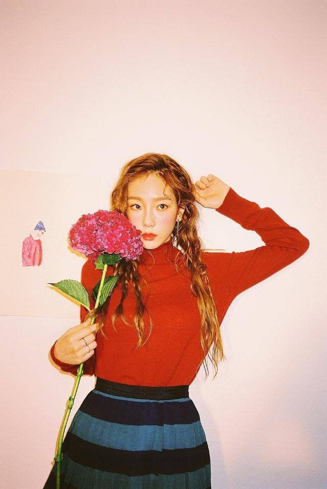 亮片|31岁泰妍气场全开，穿深蓝色吊带亮片裙化身美人鱼，尽显女性魅力