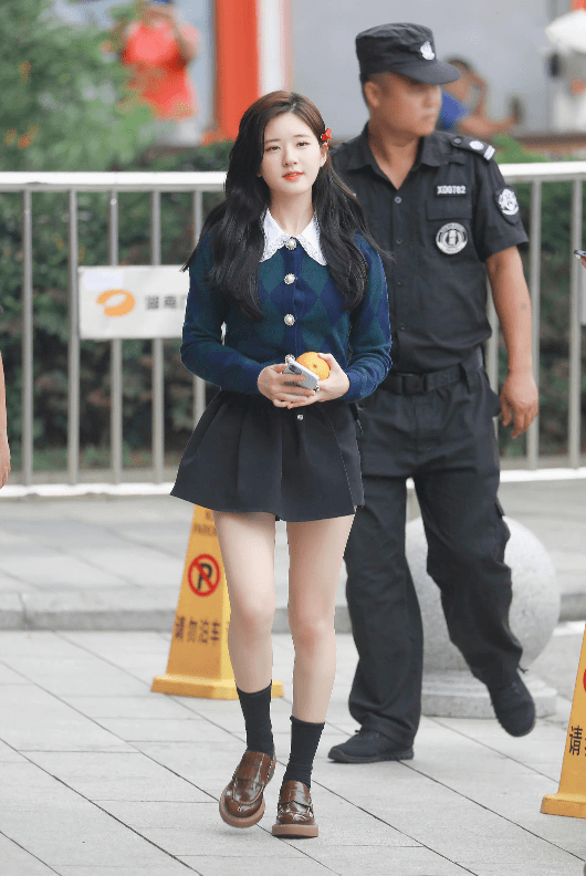 短裙|赵露思的甜度一直都挺“超标”，穿奶奶衫配短裙，笑容甜美超可爱