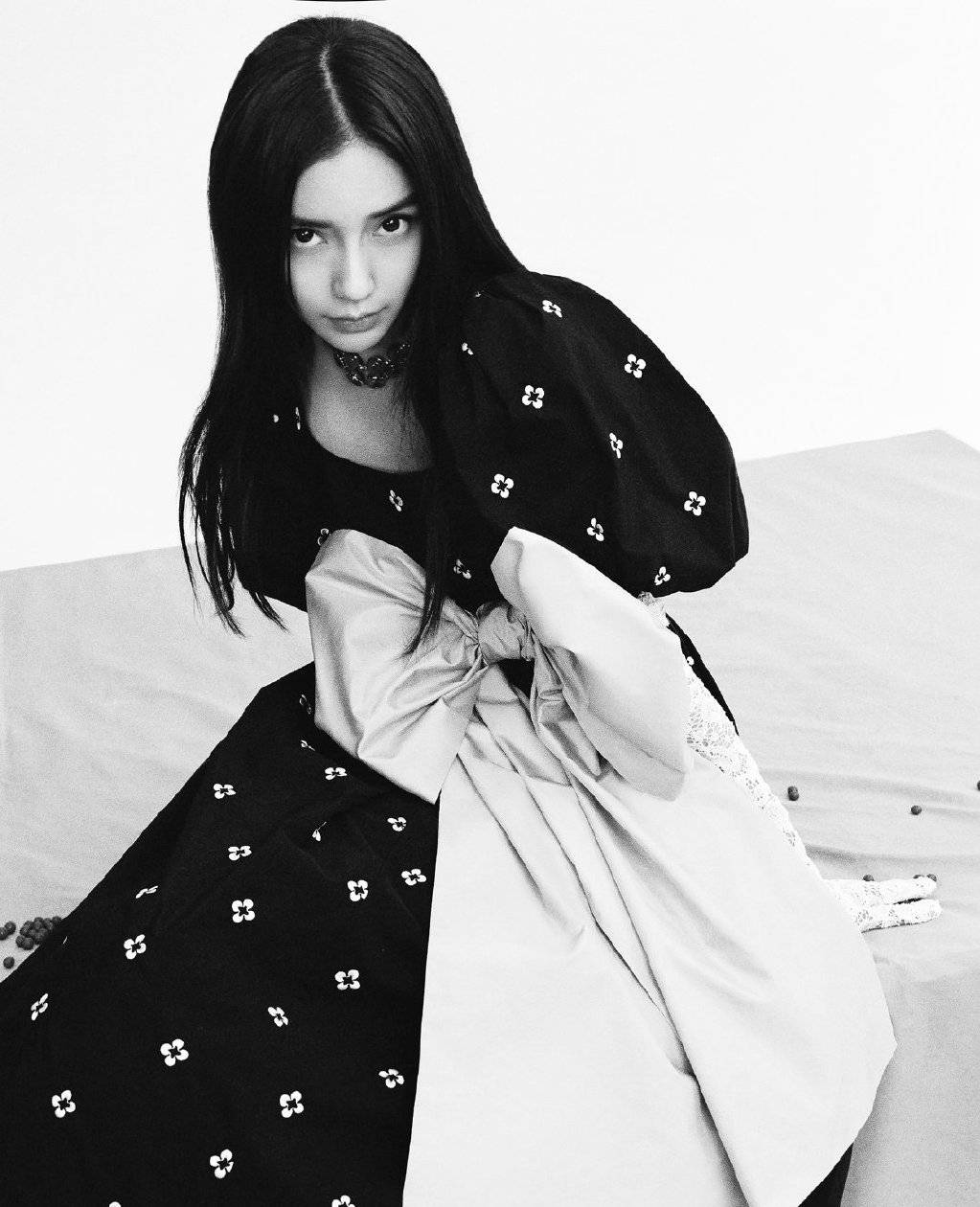 黑色|31岁杨颖真抢眼,穿卡其色波点衬衫复古典雅,一点不像做妈的人