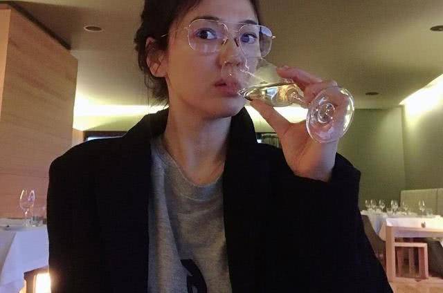 宋仲基|宋慧乔近照颜值创新高!眼镜配西装洋娃娃变酷女,大素颜嫩回20岁