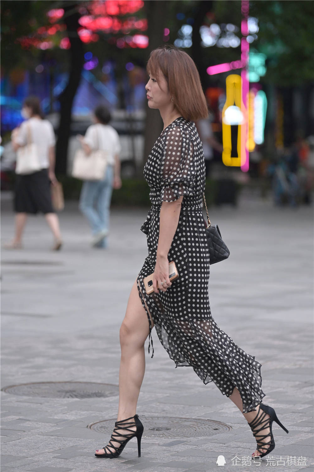 高跟鞋|夏季出门,穿搭要简约时尚,选择细跟凉鞋,衬托身材还有清凉感