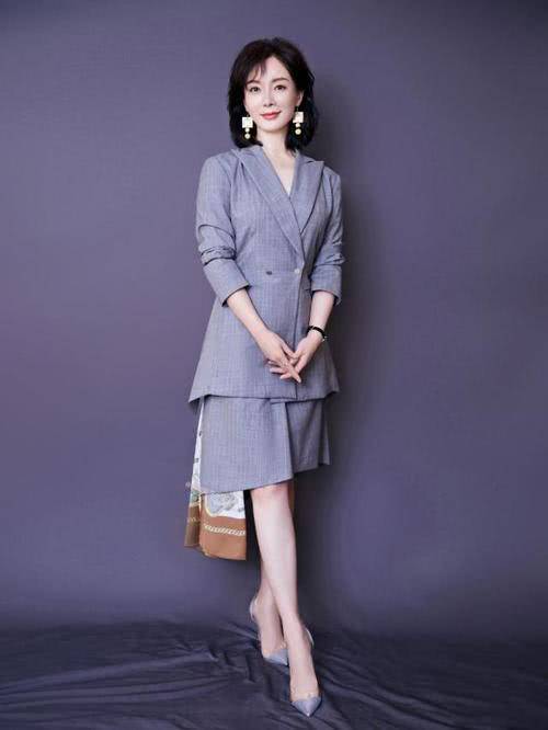 黑色|43岁陈数才是“妖精”，穿蓝色包臀裙优雅高级，不扮嫩也美成焦点