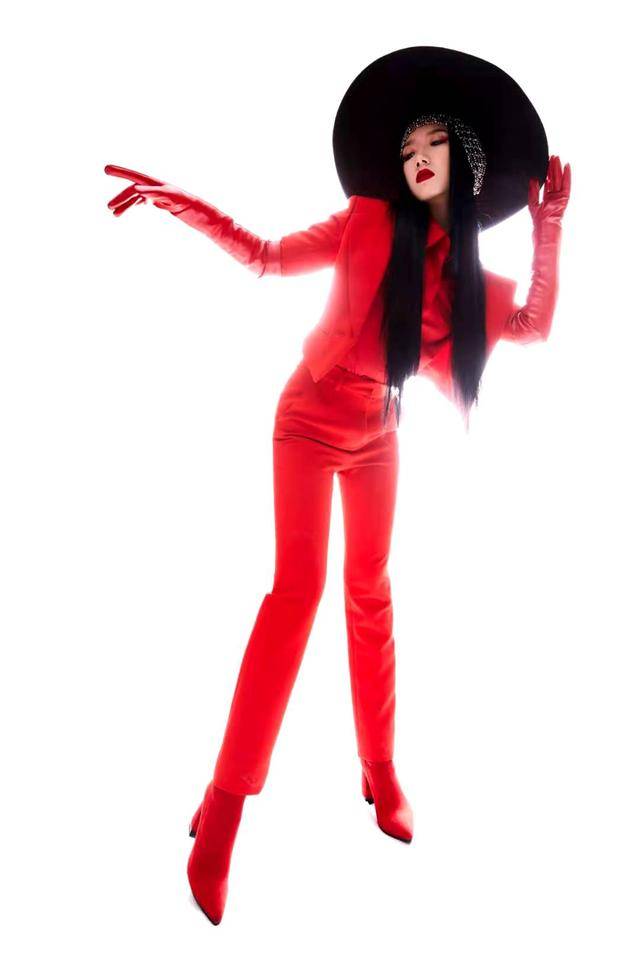 阳光|孟美岐的时尚感真是不一般,穿橘黄色外套阳光自信,活力满满