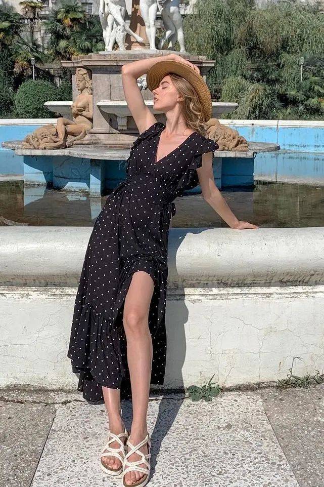 仙女|别总穿运动鞋啦！现在流行“连衣裙＋凉鞋”，好看显瘦又时髦！