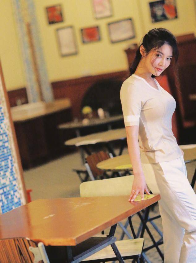 大腿|?徐冬冬晒最新写真,裙子短到大腿根,配黑色皮衣又酷又惹眼