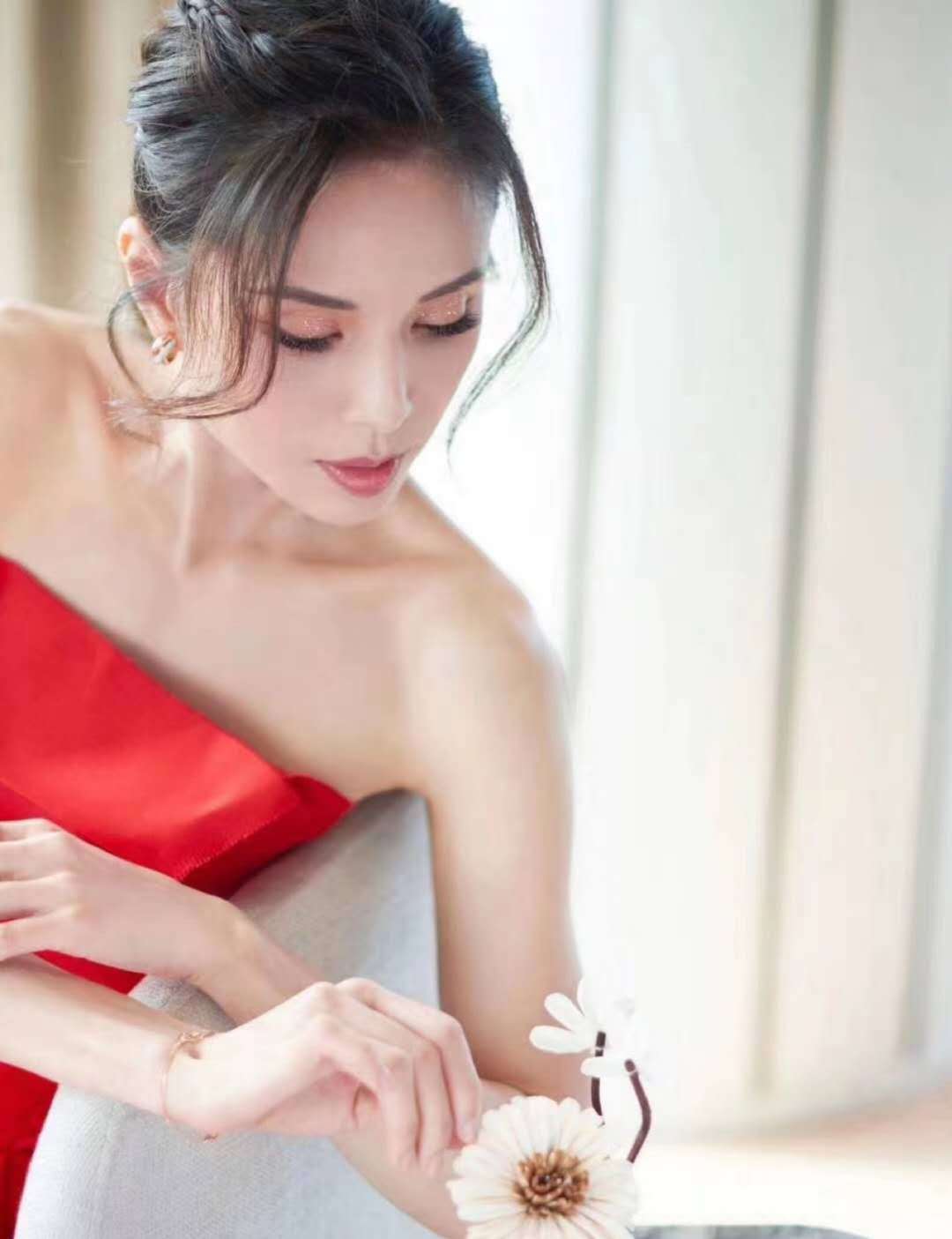 设计|李若彤54岁了？穿白色连衣裙温柔如水，美回“小龙女”时期