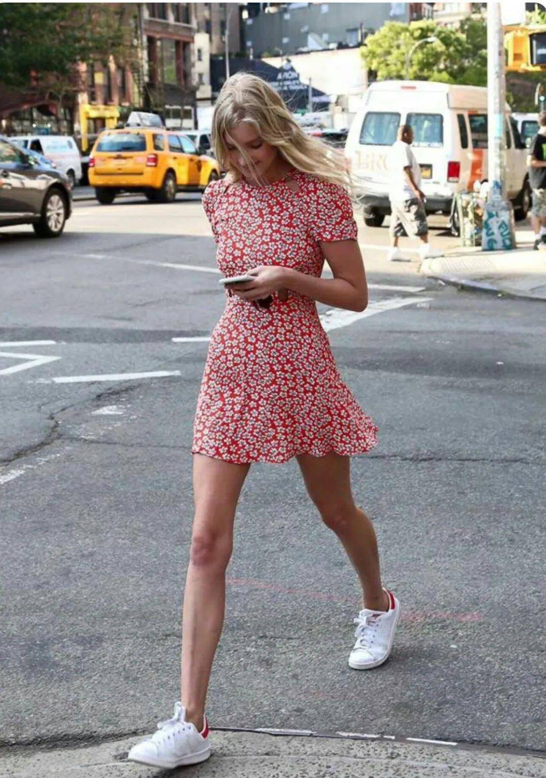 细节|今夏火了一种穿法，叫“碎花裙＋小白鞋”显瘦还时髦，贼好看！