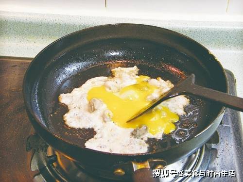 台灣名吃蚵仔煎，跟我這樣用料，味道比夜市裡的還好吃 熱愛美食 第6张